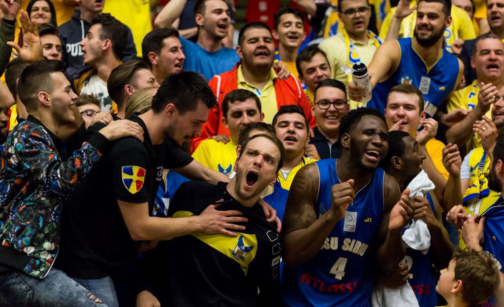 csu sibiu dispută cel mai frumos meci posibil. joacă luni cu echipa suporterilor la sala transilvania!