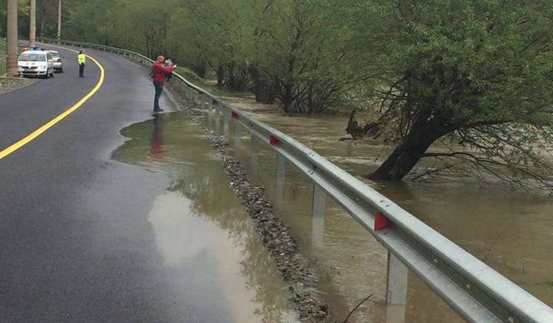 update video foto - inundații pe valea oltului. râul a ieșit din matcă și acoperă carosabilul pe dn7!