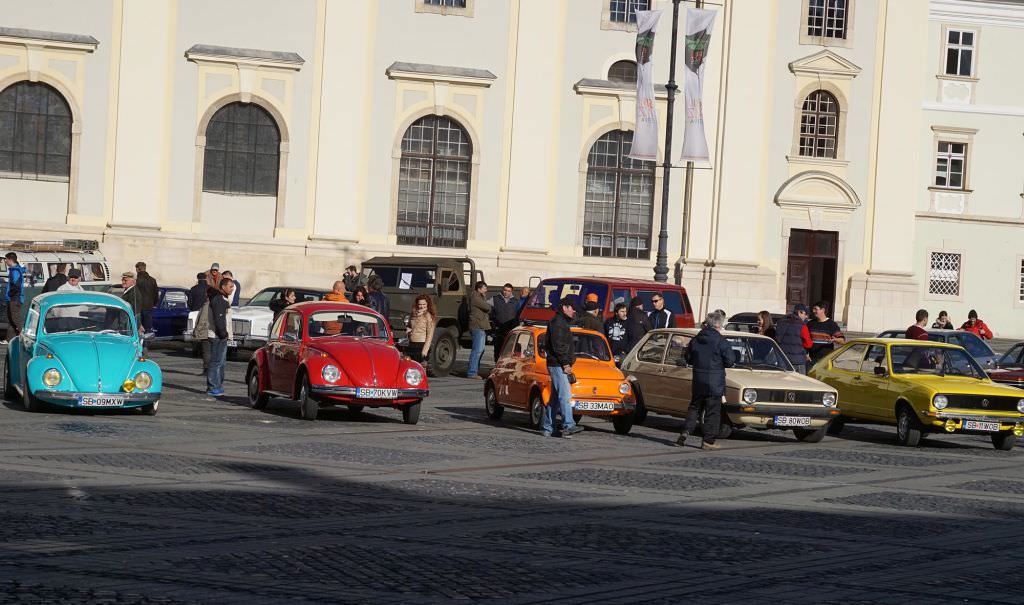 Poftiți la ”Retroparada Primăverii”. Mașini de colecție cum nu ai mai văzut, sosesc în Piața Mică!