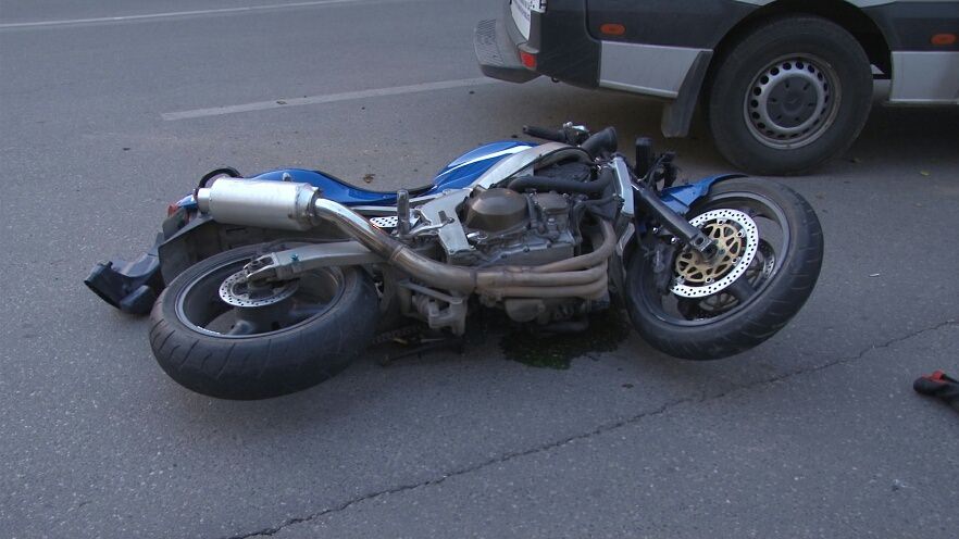 agent de poliție accidentat la turul ciclist al sibiului. era pe motocicletă