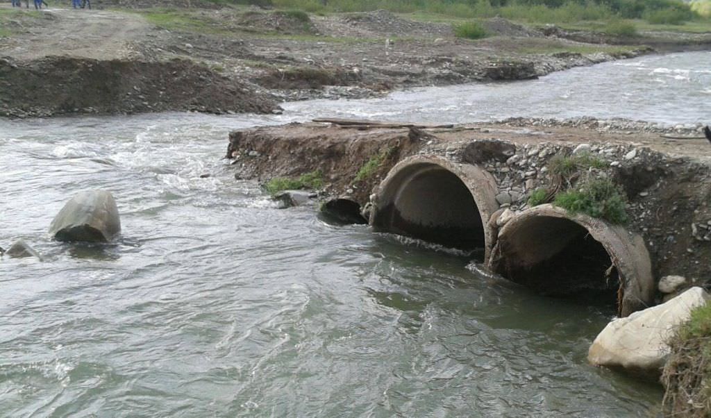 update foto – șase persoane au căzut în olt, la cârța. doi morți și o fetiță de doi ani resuscitată!