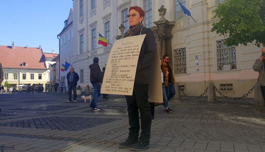 video - protest în faţa muzeului brukenthal din sibiu, împotriva directorului instituţiei! acuzații grave la adresa lui sabin luca!