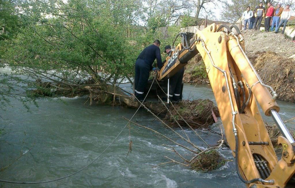 foto – tragedie la cârța. două persoane au decedat, iar o fetiță de doi a fost resucitată după ce o căruță s-a răsturnat în olt!