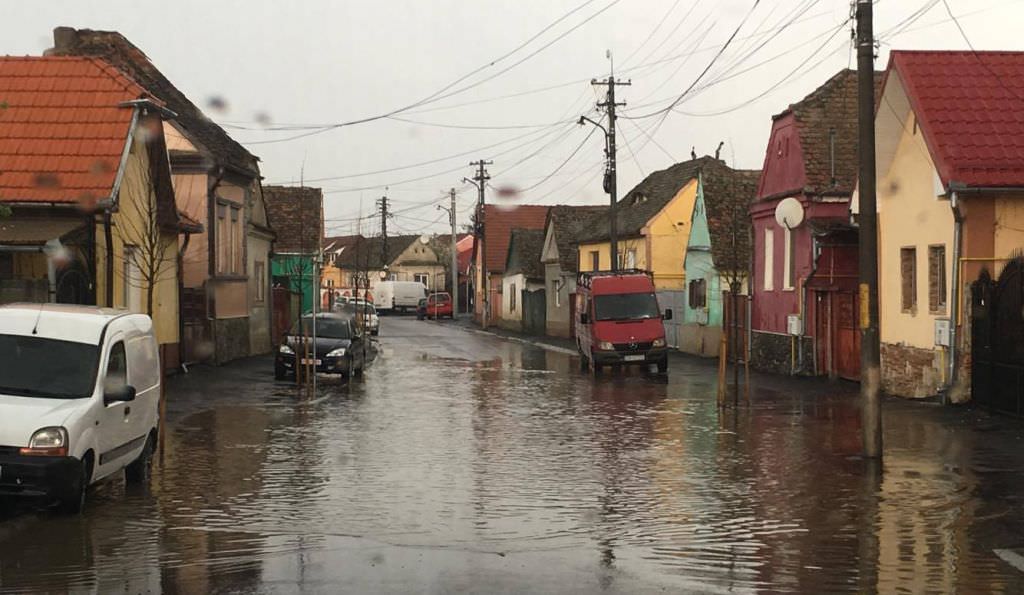 video – foto străzi inundate și trafic îngreunat de ploaie duminică seară la sibiu