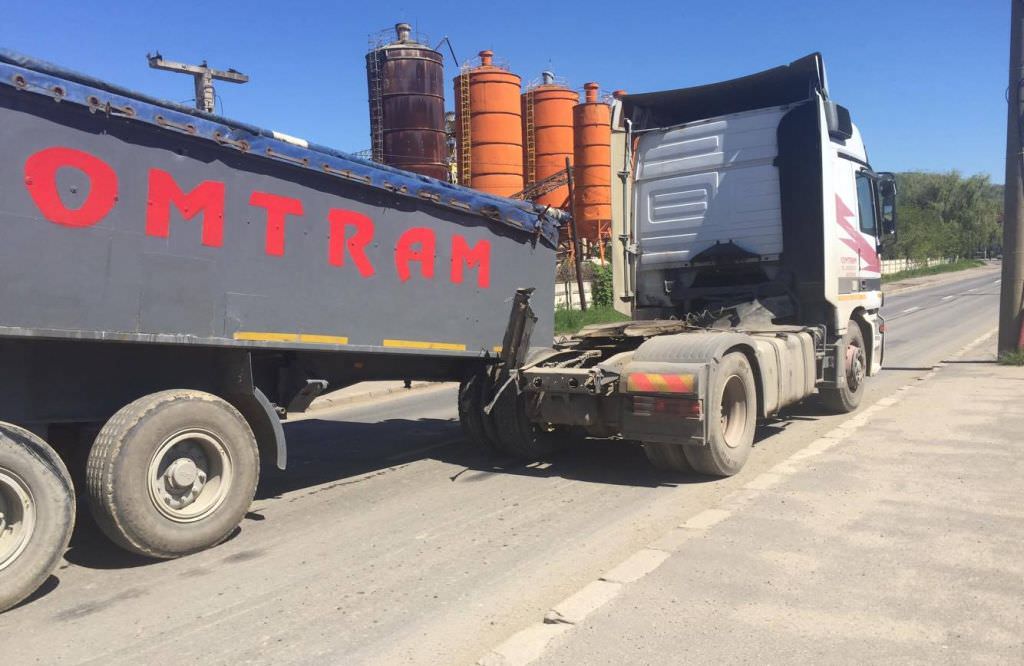 video foto remorca unui autotren s-a desprins în mers pe strada coandă. a blocat traficul în zonă!