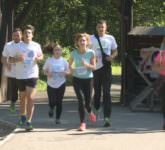 VIDEO FOTO Carmen Iohannis a alergat la semimaratonul Sibiului. Preşedintele României a aşteptat-o la finish, pe bicicletă