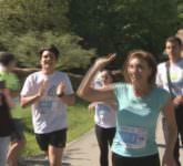 VIDEO FOTO Carmen Iohannis a alergat la semimaratonul Sibiului. Preşedintele României a aşteptat-o la finish, pe bicicletă