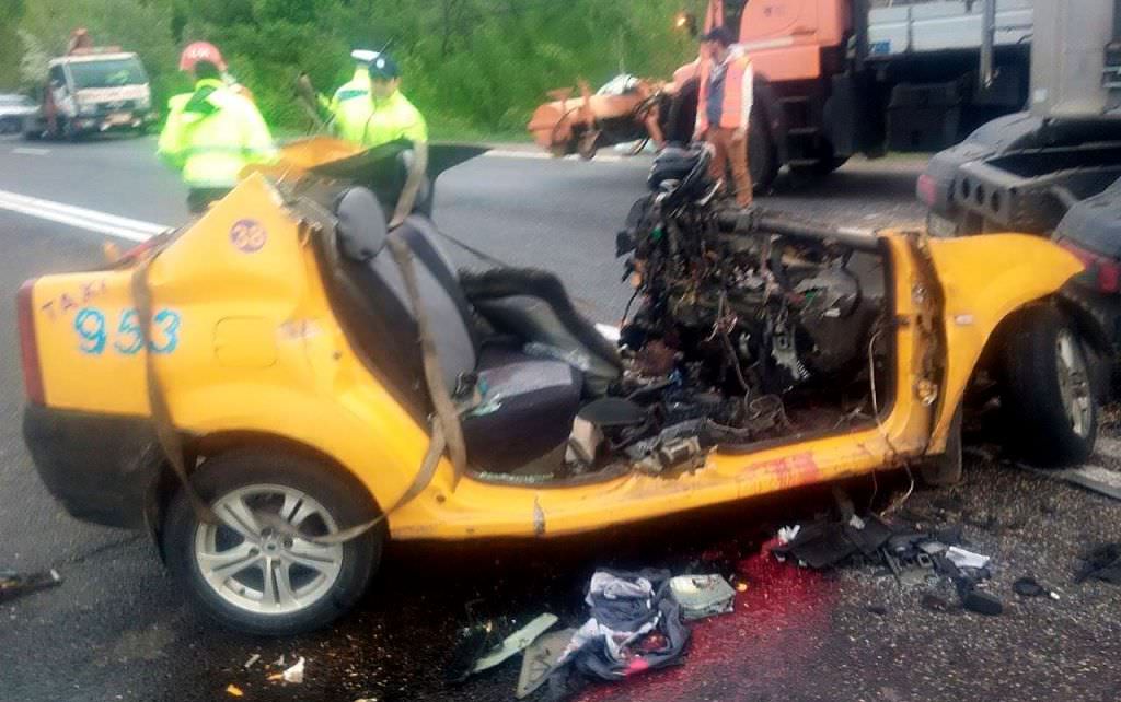 foto - tragedie pe dn1. doi sibieni au murit într-un accident avut loc în prahova. un taxi a intrat sub un tir!