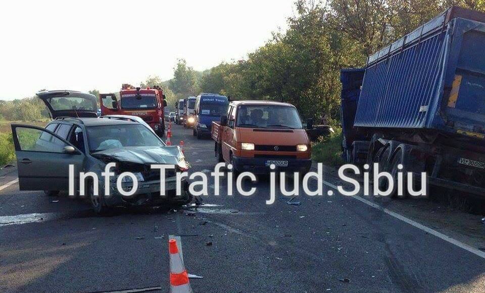 FOTO – Șapte persoane rănite în urma unui accident pe DN14 la Copșa Mică. Patru mașini implicate!