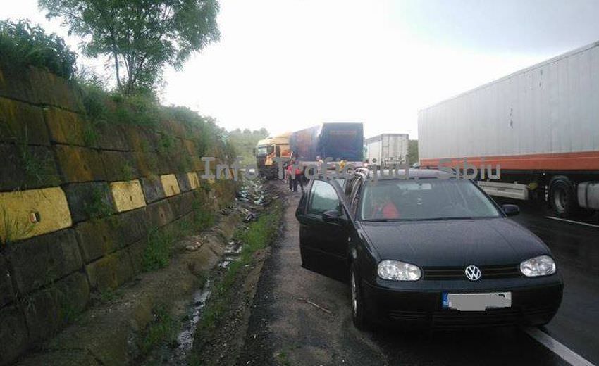 FOTO – Accident pe DN1 în apropiere de Săliște. Un TIR a intrat în parapet!