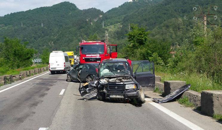 foto - accident pe valea oltului între brezoi și câineni. atenție cu circulați pe dn7!