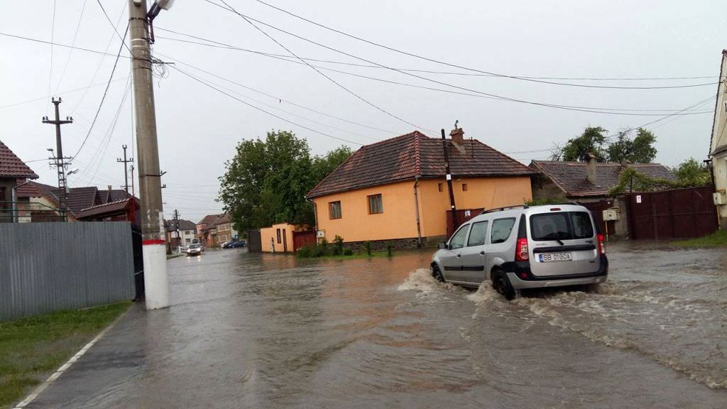 foto - inudații pe mai multe străzi din avrig. o rupere de nori a făcut ravagii!