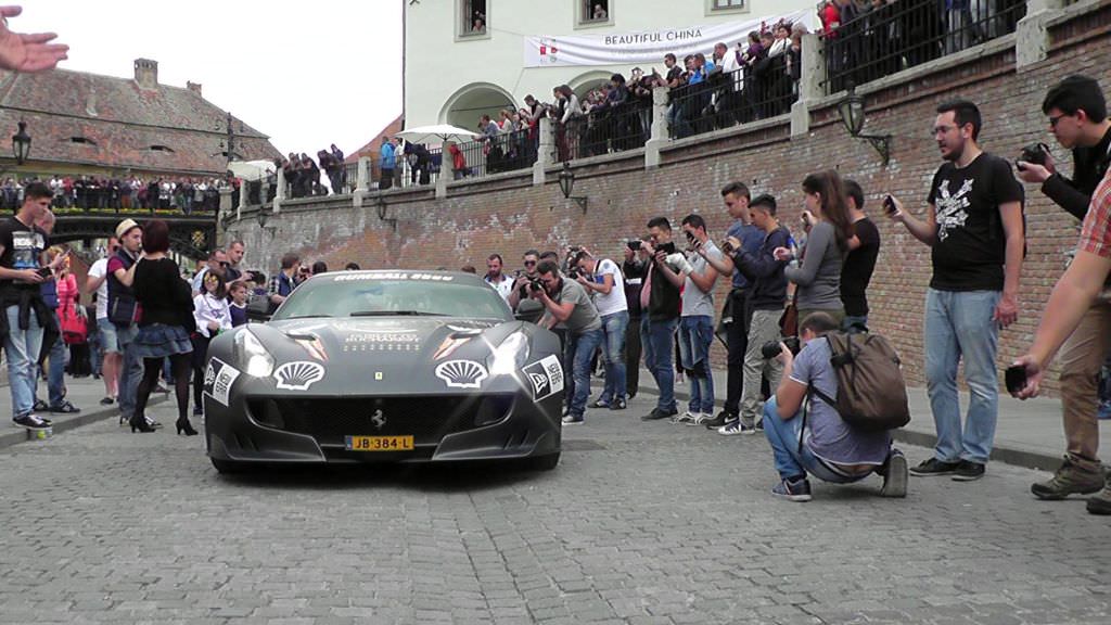 VIDEO FOTO Mii de oameni au admirat bolizi de zeci de milioane de euro în centrul Sibiului. Super mașini la Gumball 3000! (IMAGINI VIDEO SUPERBE)