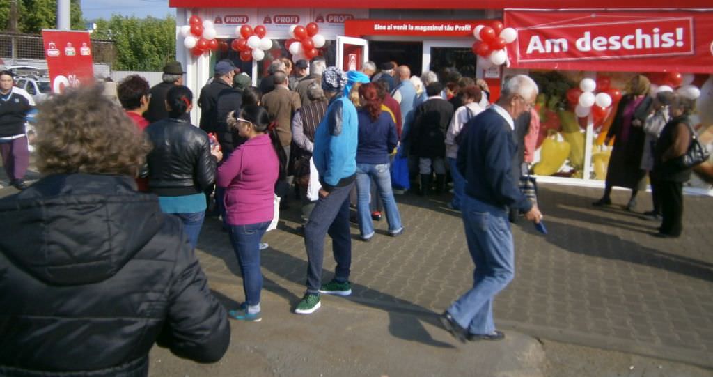 foto s-a deschis primul supermarket din copșa mică. înghesuială la inaugurare!