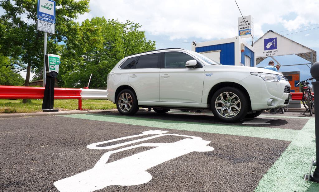 foto - prima stație de încărcare a autovehiculelor electrice din sibiu, inaugurată vineri