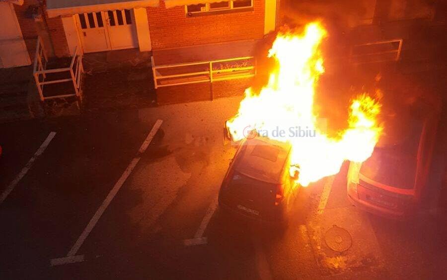 update foto – mașină din vâlcea în flăcări pe strada dorului din sibiu. a ars aproape în totalitate!