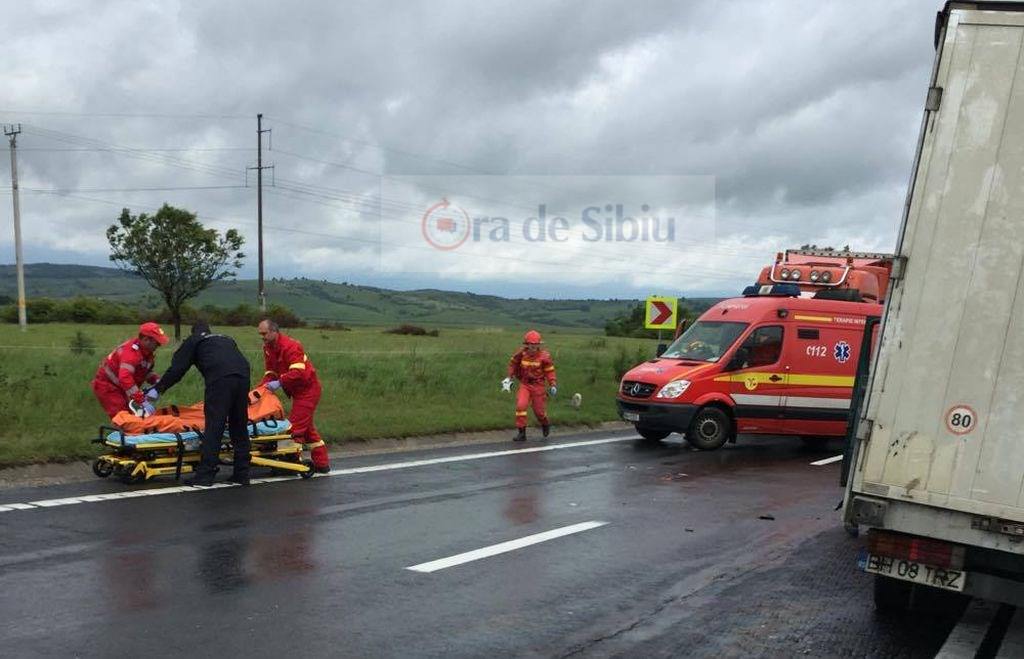 accident pe dn1 între sibiu şi braşov la veştem. o femeie gravidă este rănită