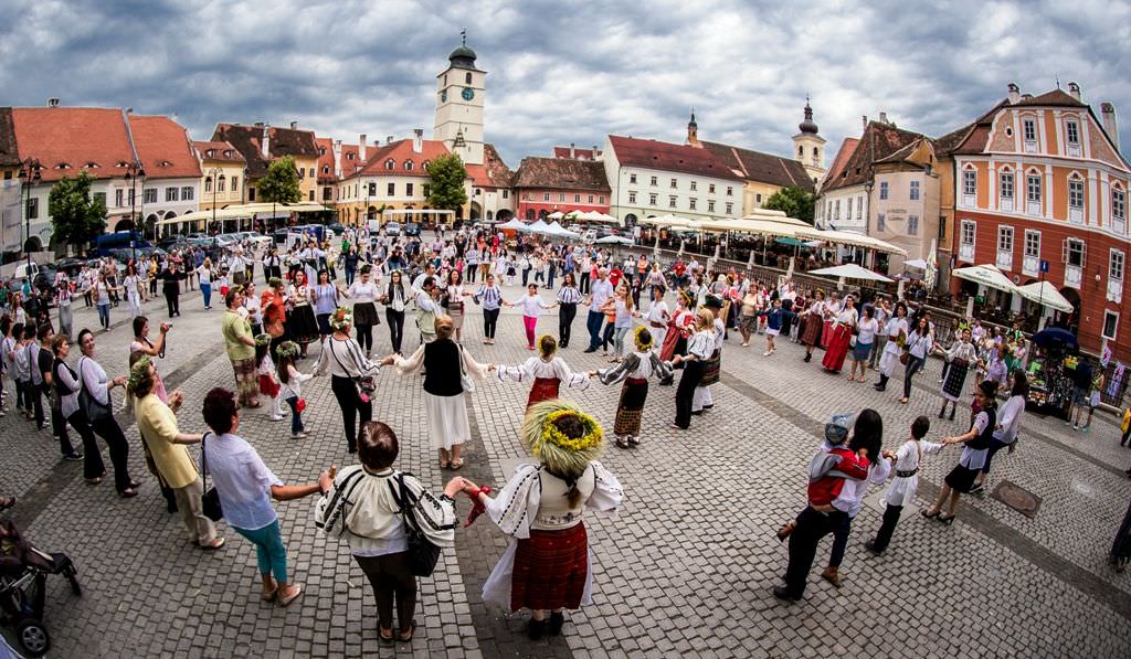 update video - au început evenimentele dedicate zilei universale a iei la sibiu. super horă în piața mică! program stufos și atractiv!