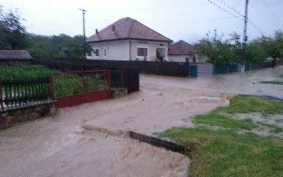 drum blocat de inundatii în nordul județului sibiu. se intervine în zonă!