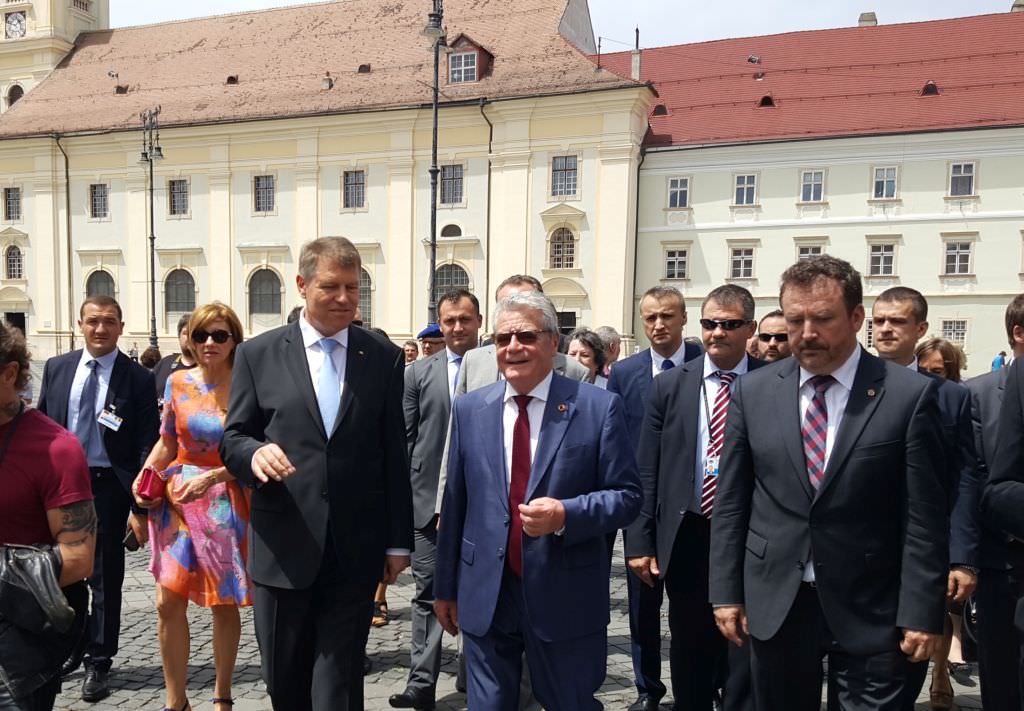 video – foto iohannis s-a plimbat cu președintele germaniei prin centrul sibiului. ce au discutat cei doi!