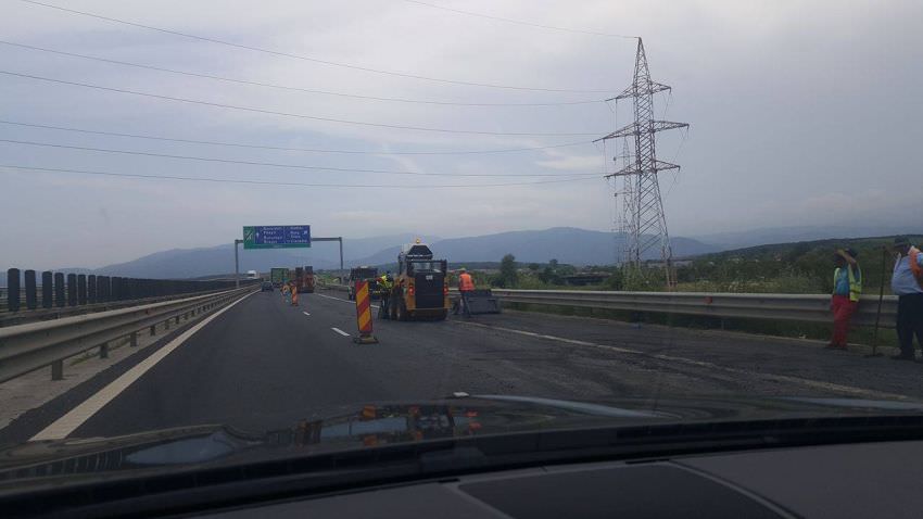 lucrări de reparații pe autostradă între sibiu și sebeș. circulați cu grijă