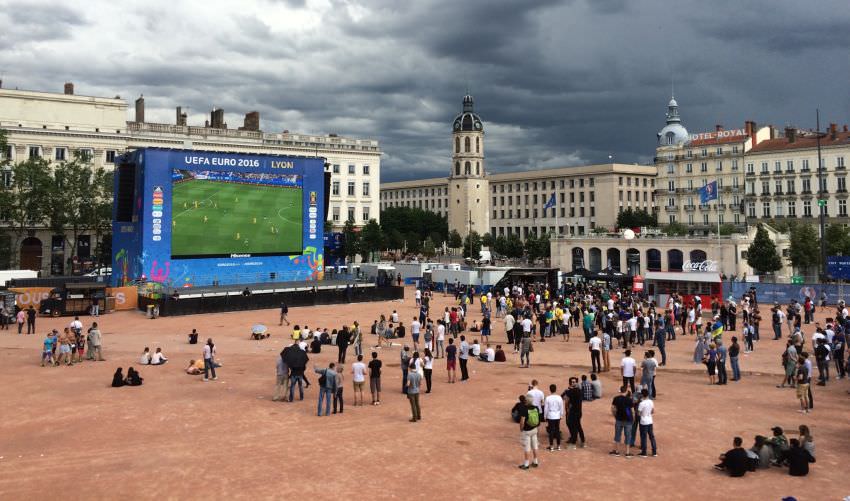 video – meciul dinaintea meciului. atmosferă superbă la lyon înainte de românia cu albania la ero 2016! transmitem în direct!