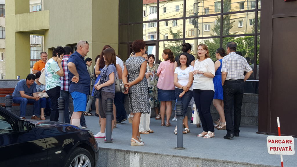 video foto grevă spontană la polisano distribuție. protestatarii negociază cu șefii grupului