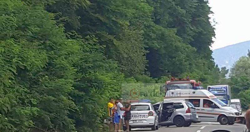 accident grav la ruși. o mașină a intrat într-un cap de pod pe dn14