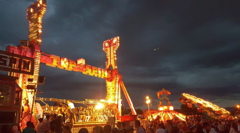 video – foto s-a deschis cel mai mare parc de distracții din ardeal. mii de oameni la obor fest în prima seară