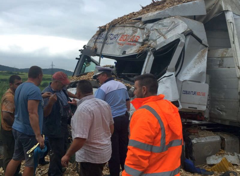 update foto - accident pe dn7 la intrarea în tălmaciu. o persoană încarcerată după ce două tir-uri din care unul plin cu lemne s-au tamponat