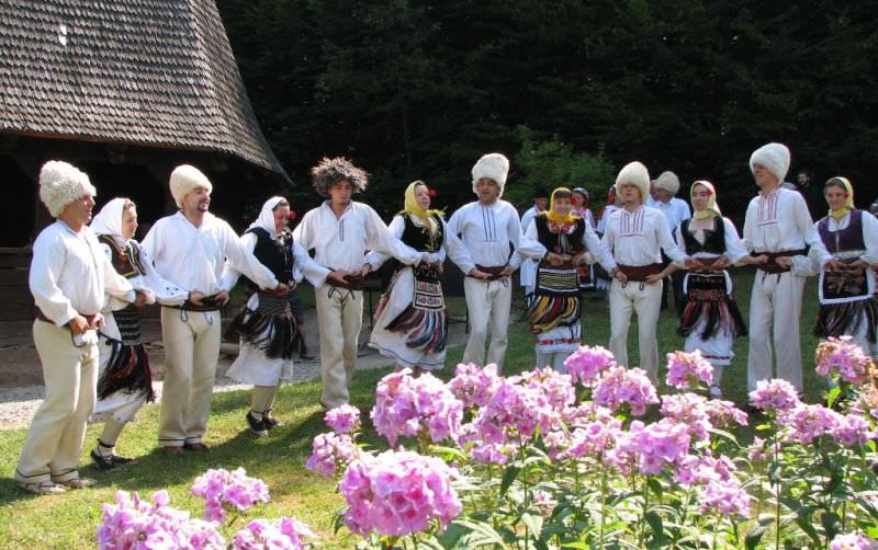 video - începe festivalul naţional al tradiţiilor populare la sibiu. ce se întâmplă la ediţia a xiv-a