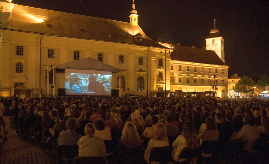 foto - mii de spectatori în piața mare la proiecția eveniment a filmului „bacalaureat”