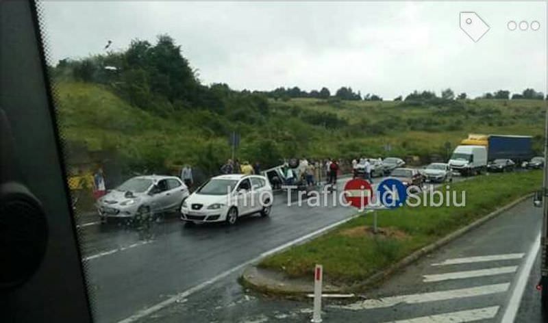 foto - accident pe dn1 la apoldu de sus. o femeie însărcinată a rămas încarcerată