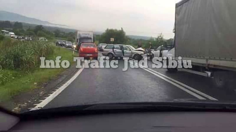 foto - accident pe dn1 în hula bradului. trei răniți și trafic blocat parțial între sibiu și brașov