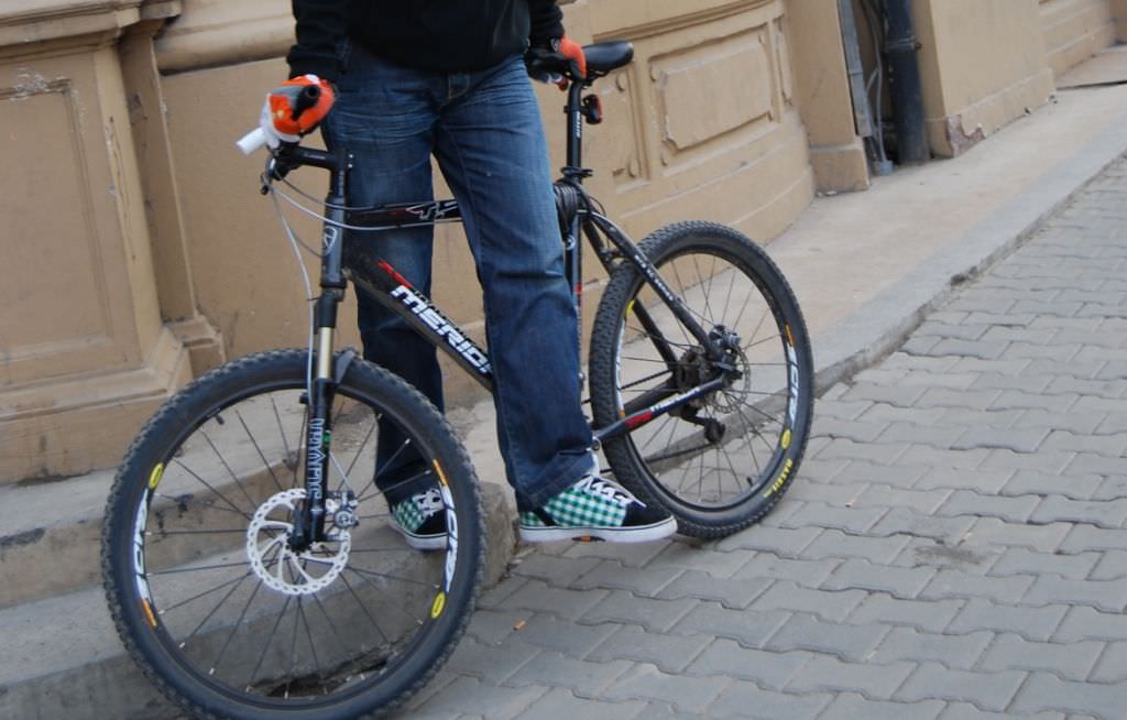 hoți de biciclete surprinși la furat în buricul târgului la sibiu. trei au fugit, unul a fost prins