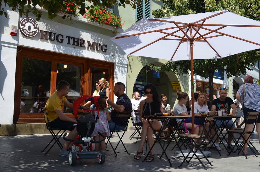 un nou hug the mug s-a deschis pe bălcescu - câștigă cel mai mare premiu în cafele la sibiu