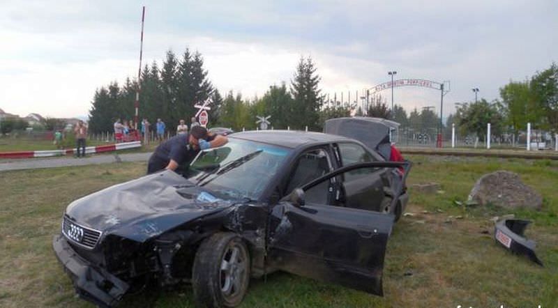 mașină lovită de tren în cartierul ștrand din sibiu. șoferul a apucat să coboare