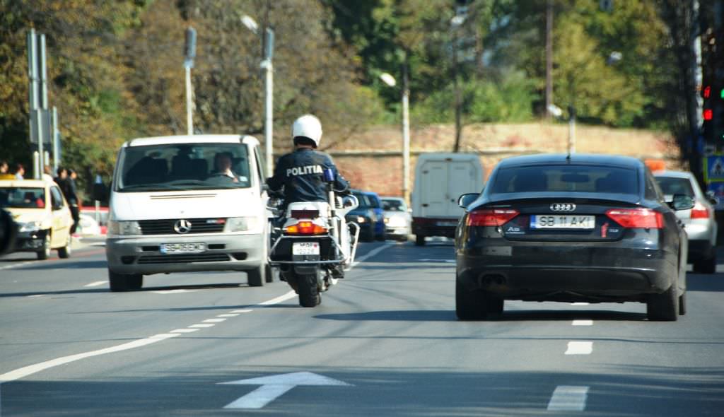 la plimbare cu mașina neînmatriculată și cu numere false. fără nici o jenă