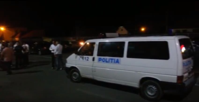 scandal într-o comunitate de rromi din gura râului - unul dintre polițiștii care au intervenit a fost amenințat cu cuțitul