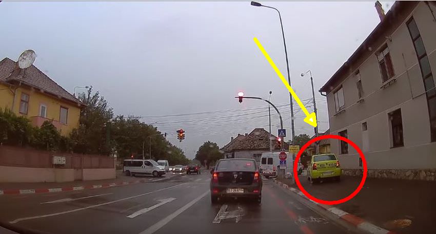 video s-a urcat taxiul pe trotuar ca să ”fenteze” un semafor la sibiu. șoferul va fi sancționat