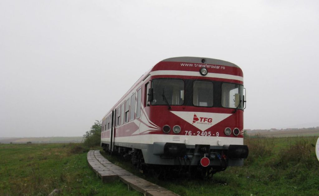 trafic feroviat întrerupt între sibiu și deva. călătorii preluați cu mașini