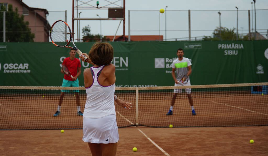 carmen iohannis a jucat tenis pentru a promova sportul printre copii. cu cine a făcut ”cuplu” la fileu