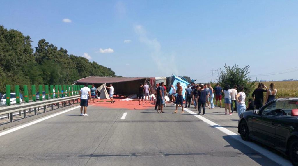 video – foto autostrada a2 blocată de un tir care s-a răsturnat. trafic blocat pe un sens