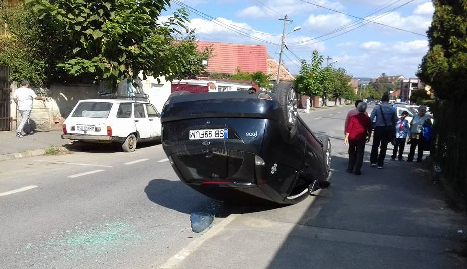 update info și foto – accident spectaculos în sibiu. patru mașini implicate din care una răsturnată