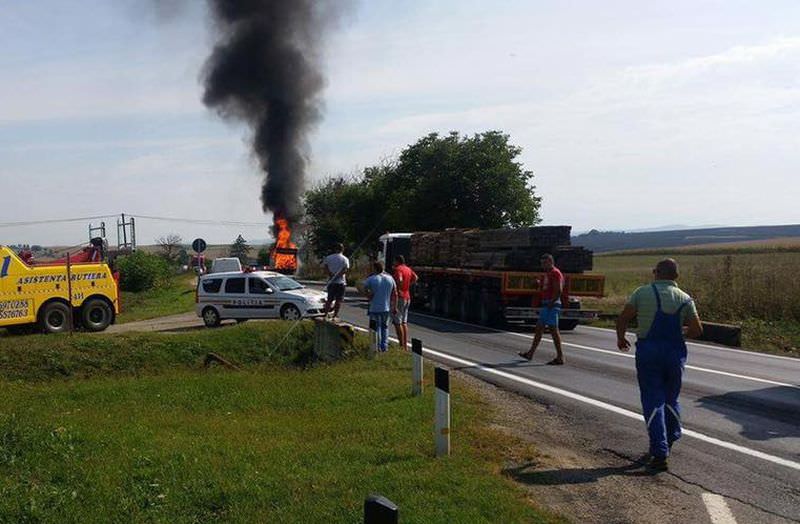 update foto - camion plin cu carton în flăcări pe dn1 la miercurea sibiului. a ars ca o torță