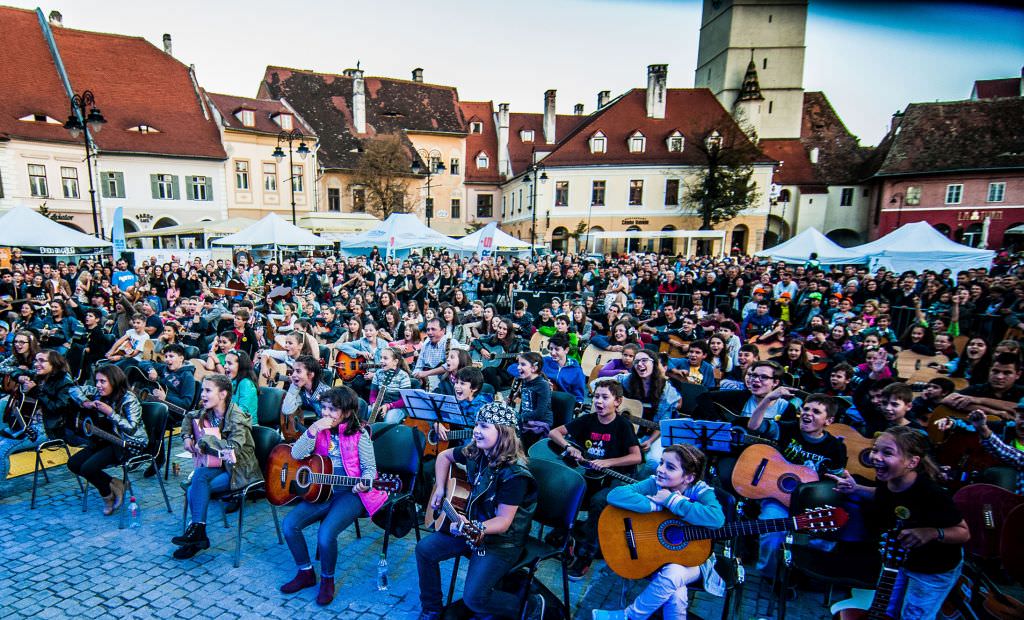 sute de chitare vor răsuna în piața mică a sibiului la cel mai mare concert colectiv din românia. merită văzut