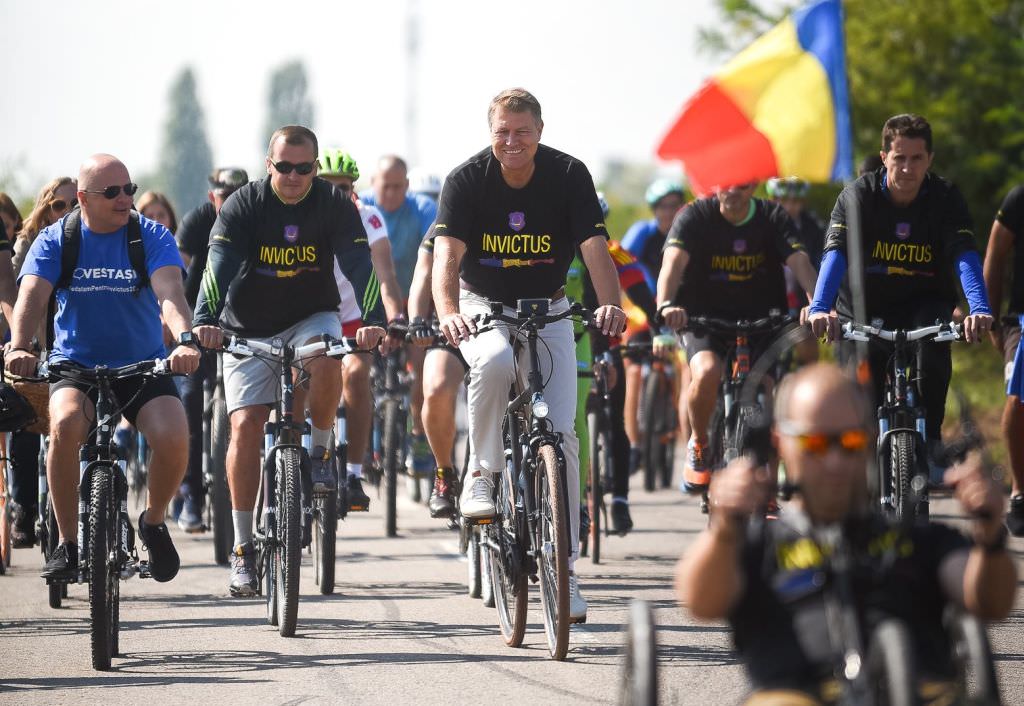 video foto președintele klaus iohannis a pedalat pentru soldații români răniți în afganistan