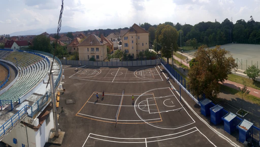 video foto terenuri de baschet, tenis și volei în curtea stadionului ”municipal”. zona arată frumos