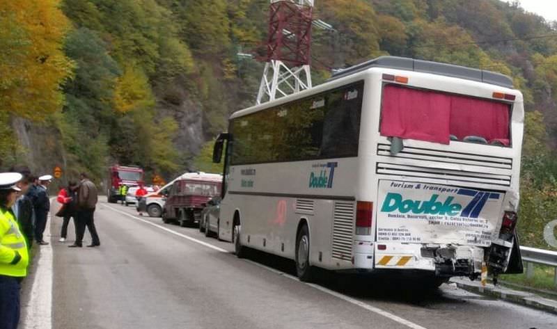 update foto - accident pe valea oltului între călimăneşti şi sibiu. șase maşini implicate după ce un tir a lovit un autocar