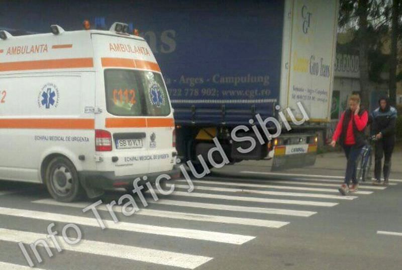 update foto - accident pe trecerea de pietoni pe dn7 la tălmaciu. femeie lovită de tir